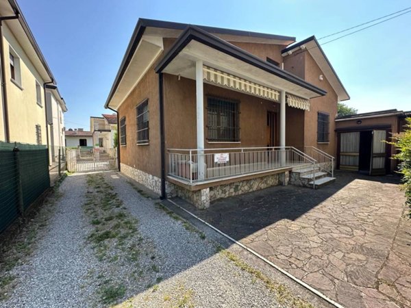 casa indipendente in vendita a Montichiari in zona Rò