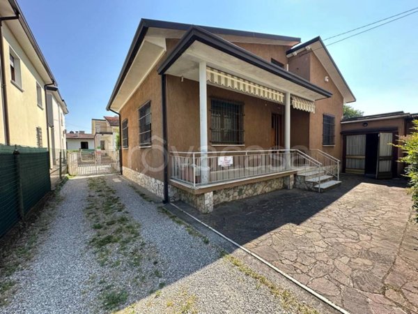 casa indipendente in vendita a Montichiari in zona Centro Storico