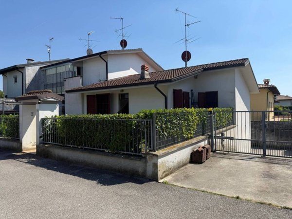 casa indipendente in vendita a Montichiari in zona Novagli