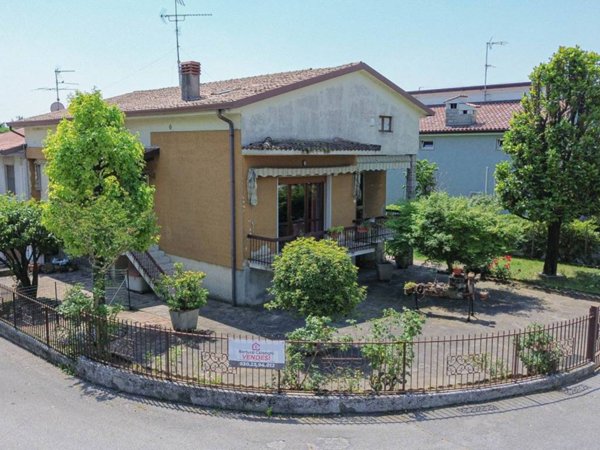 casa indipendente in vendita a Montichiari in zona Rò