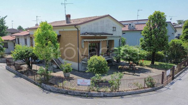 casa indipendente in vendita a Montichiari in zona Centro Storico