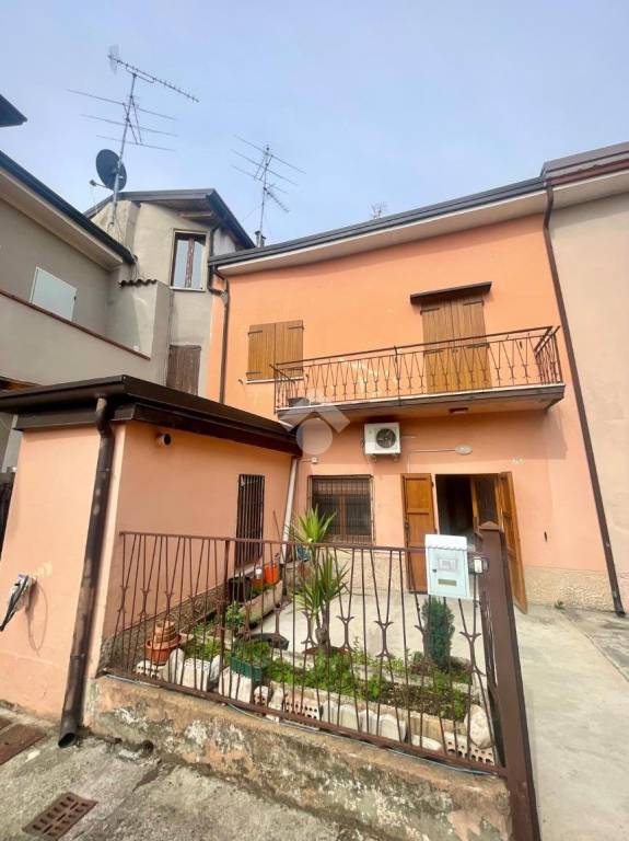 casa indipendente in vendita a Montichiari in zona Centro Storico