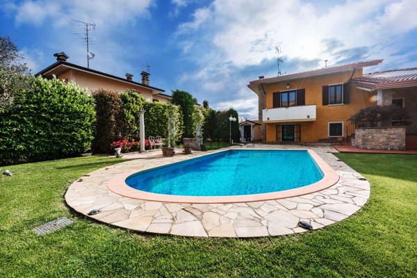 casa indipendente in vendita a Montichiari in zona Centro Storico