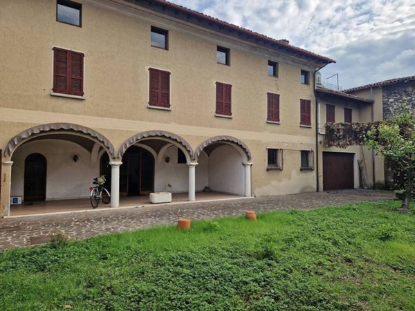 casa indipendente in vendita a Montichiari in zona Centro Storico