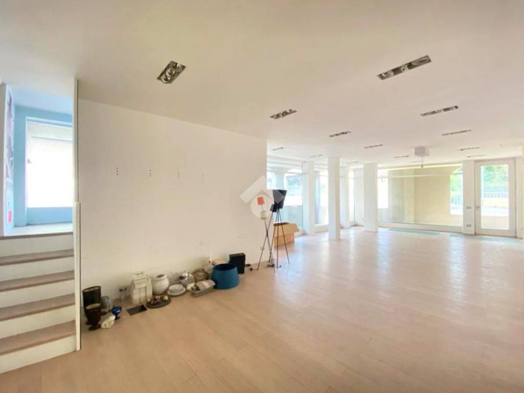 negozio in vendita a Nave