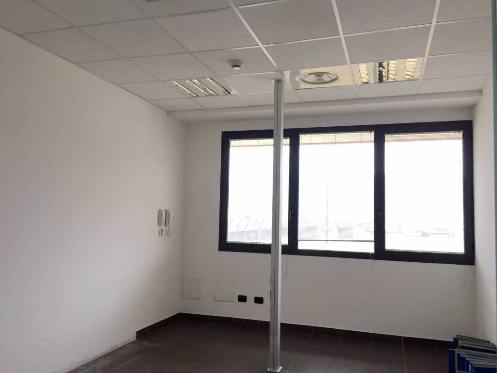 ufficio in vendita a Nave