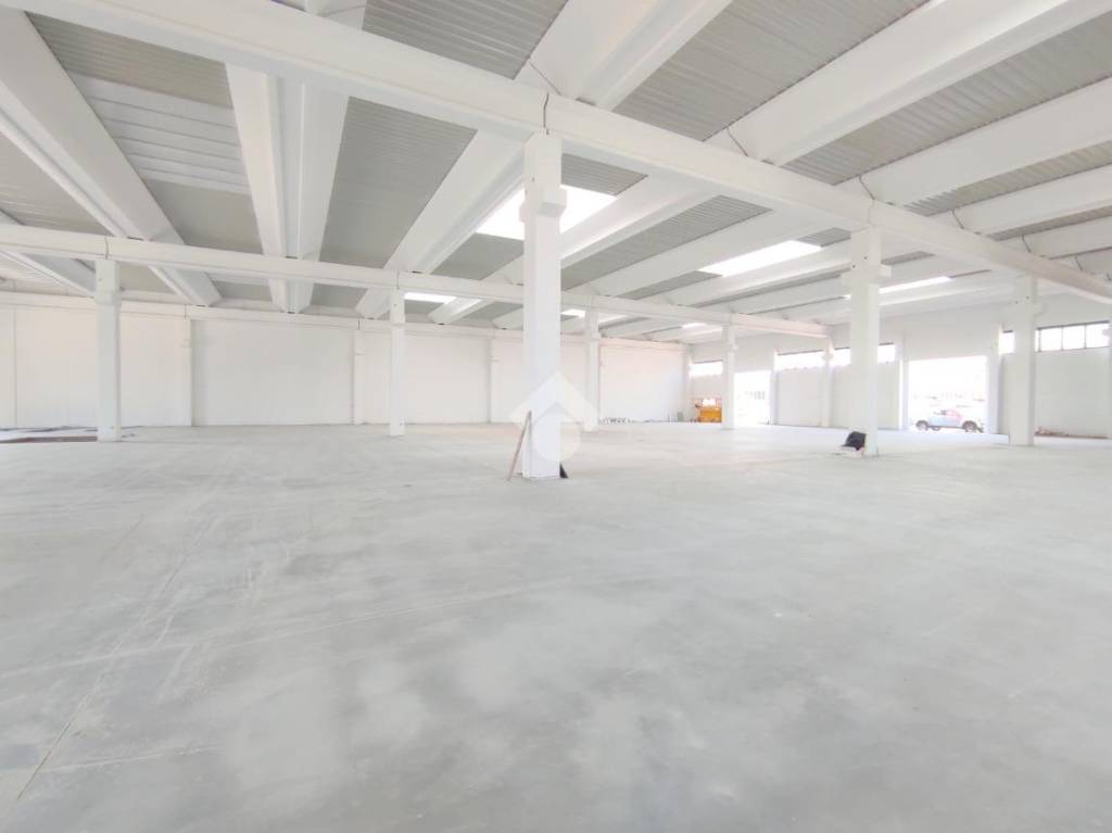 locale commerciale in vendita a Nave