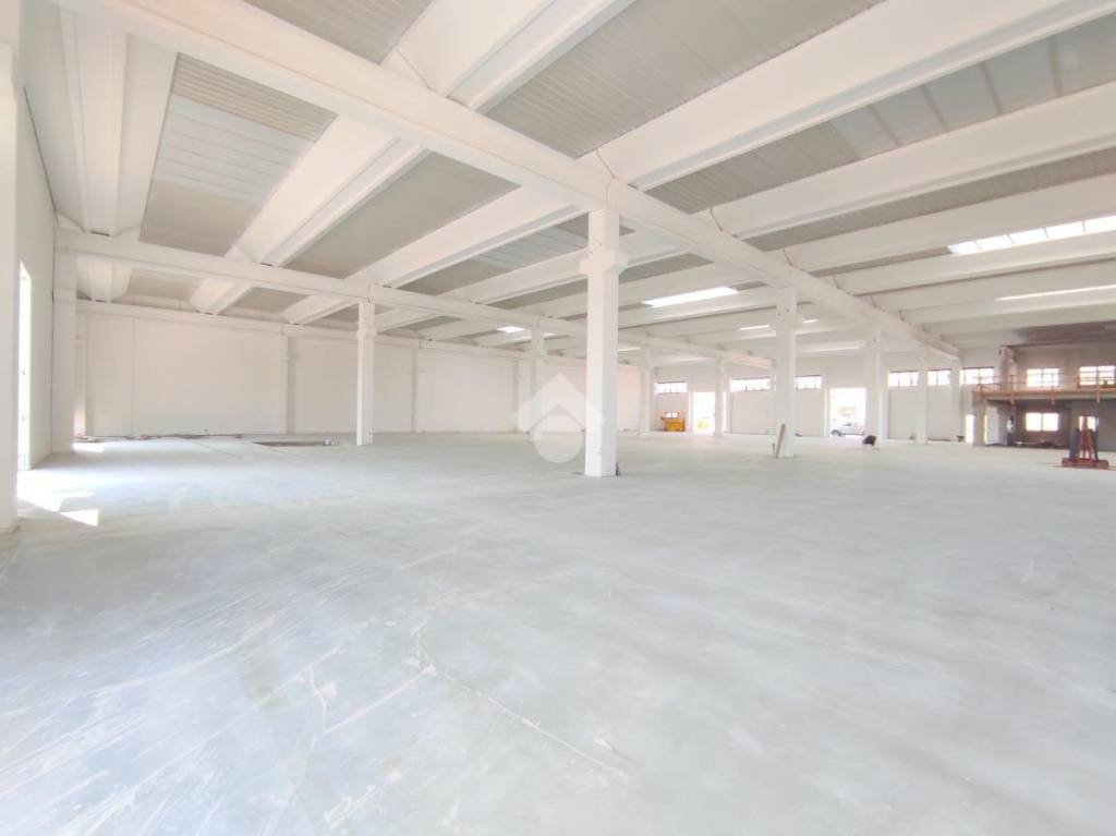 locale commerciale in vendita a Nave