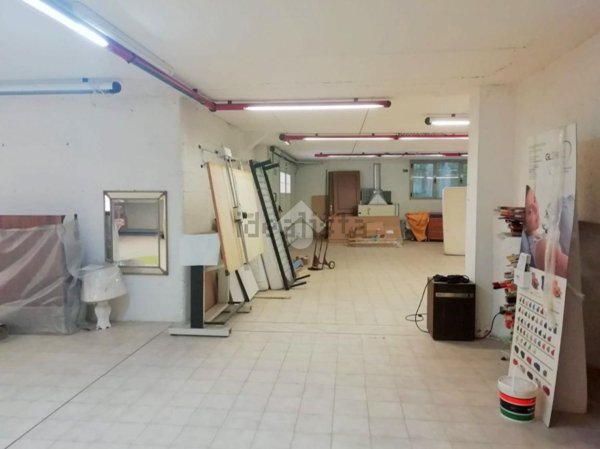 locale di sgombero in vendita a Nave