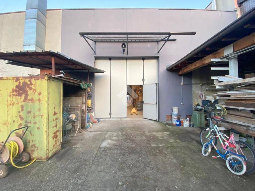 locale commerciale in vendita a Nave