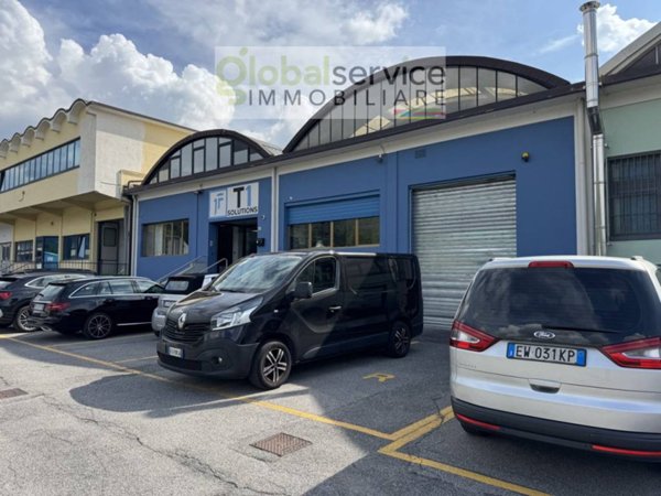 locale commerciale in vendita a Nave