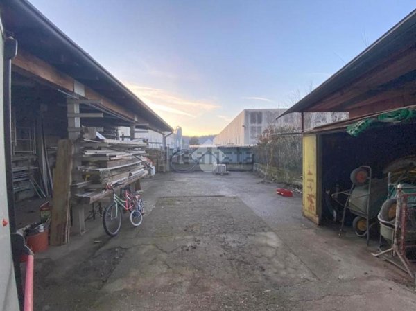 locale commerciale in vendita a Nave