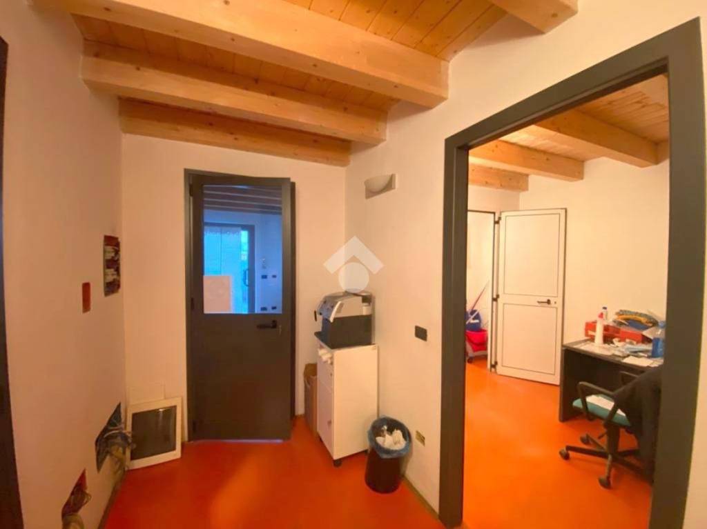 locale commerciale in vendita a Nave