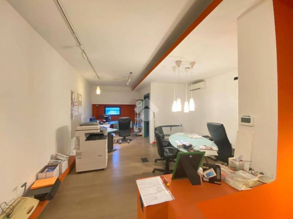 locale commerciale in vendita a Nave