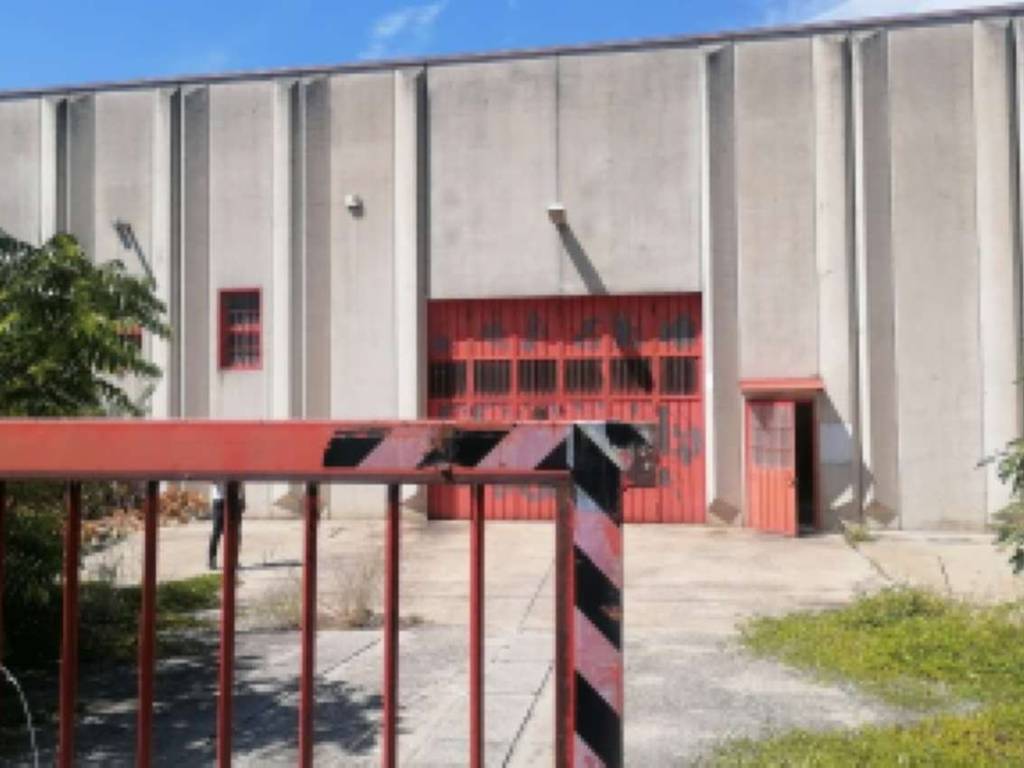 locale commerciale in vendita a Nave