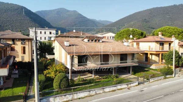 casa indipendente in vendita a Nave