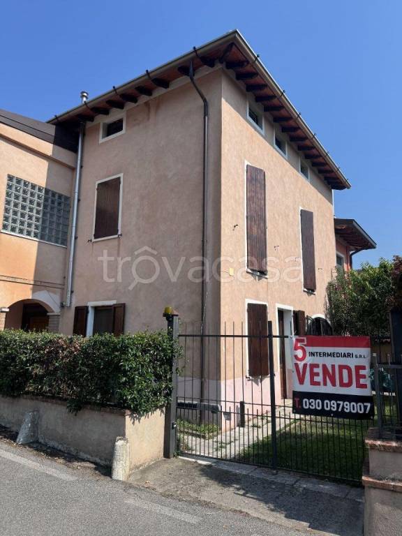 casa indipendente in vendita a Nave