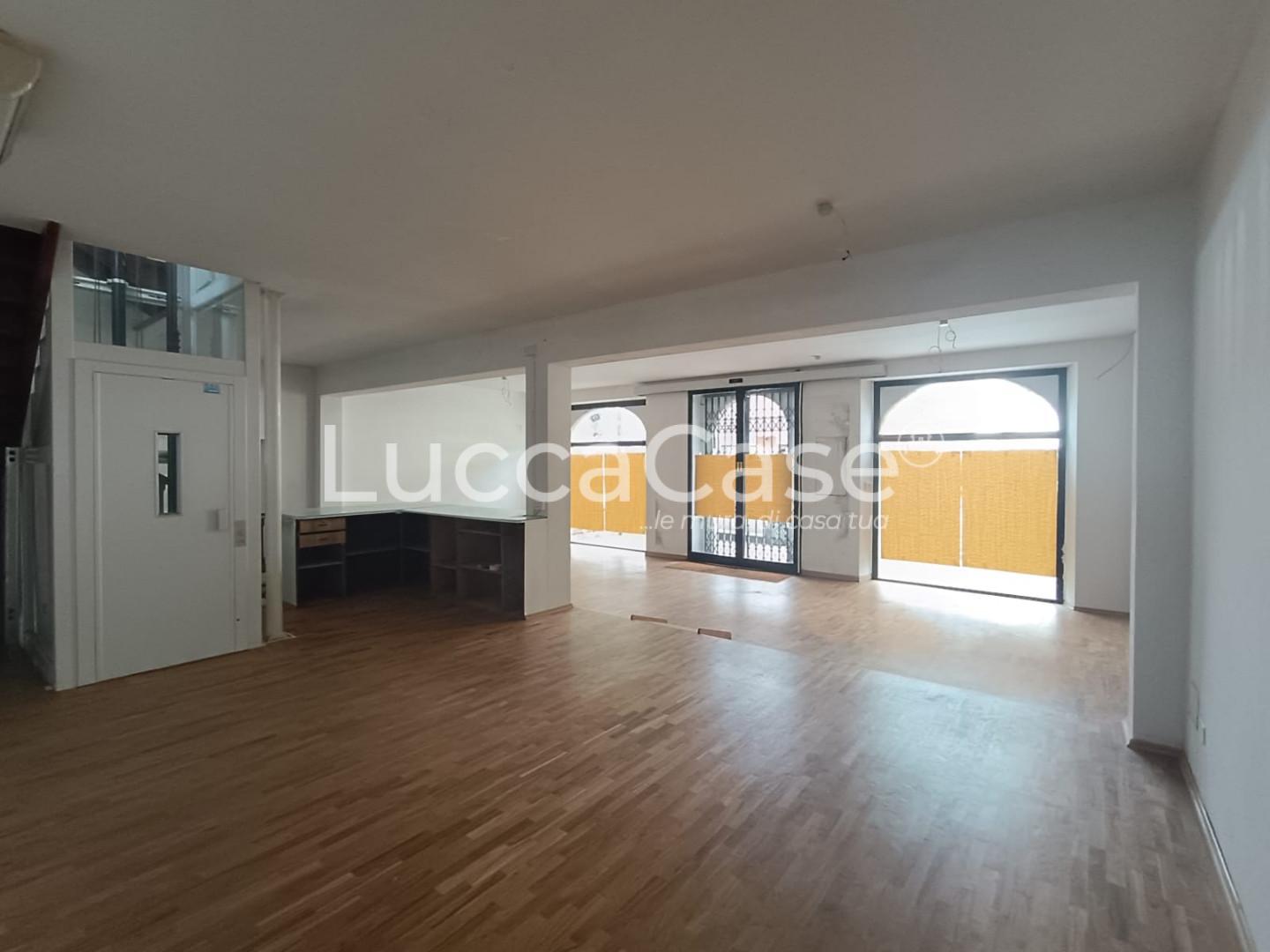 locale commerciale in vendita a Nave