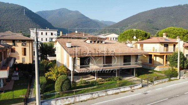 casa indipendente in vendita a Nave