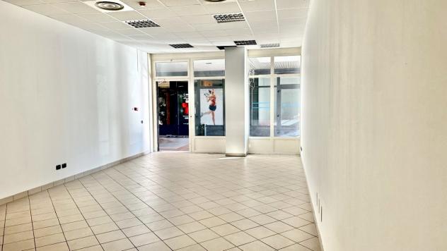 locale commerciale in vendita a Nave