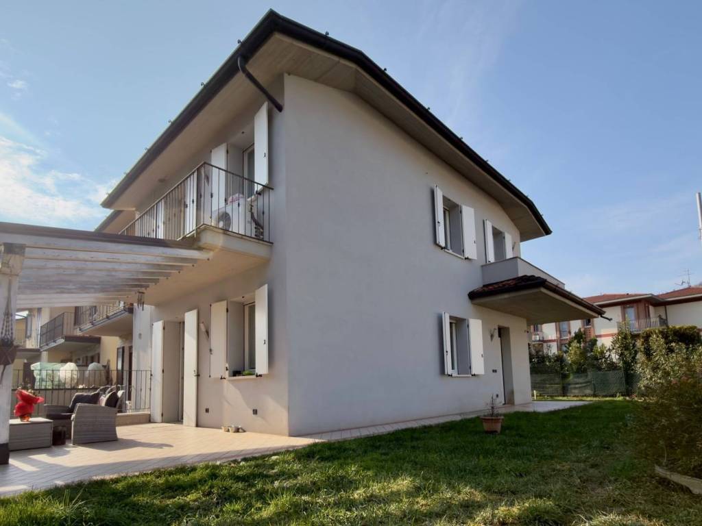 casa indipendente in vendita a Nave