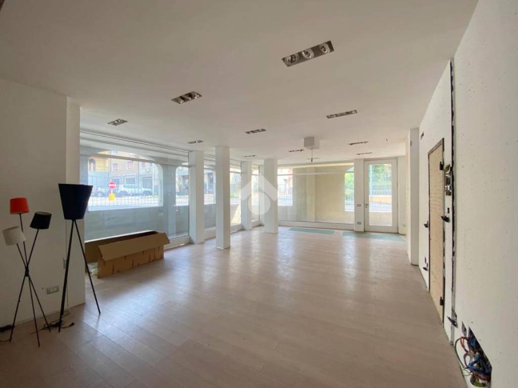 negozio in vendita a Nave