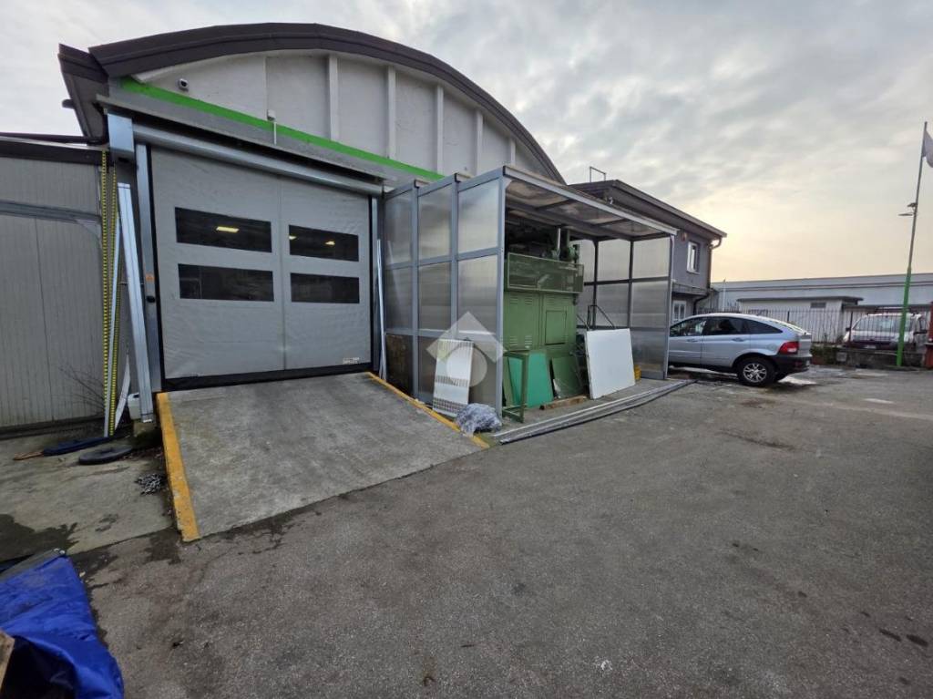 locale commerciale in vendita a Nave