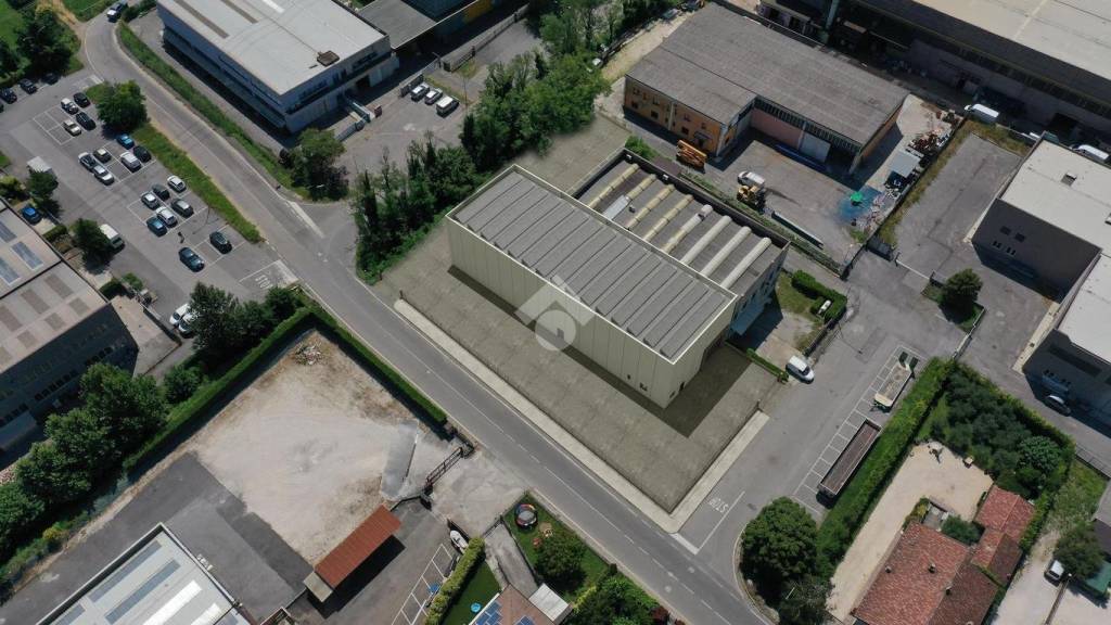 locale commerciale in vendita a Nave