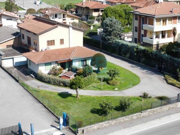 casa indipendente in vendita a Nave