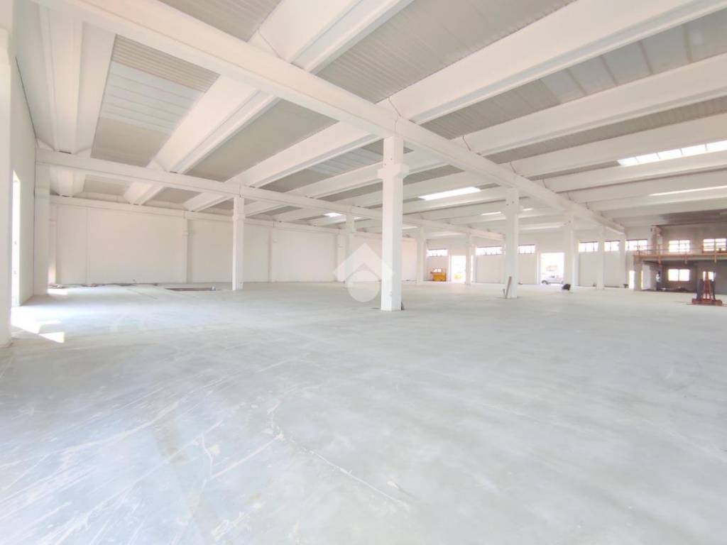 locale commerciale in vendita a Nave