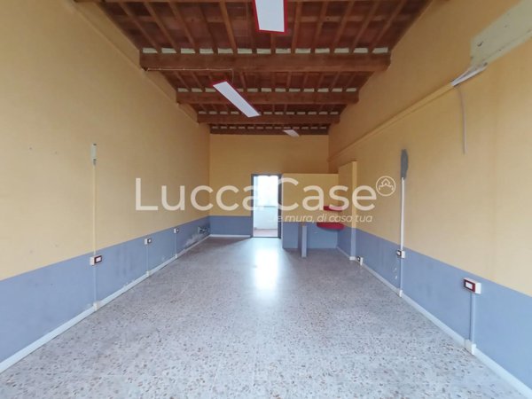 locale commerciale in vendita a Nave