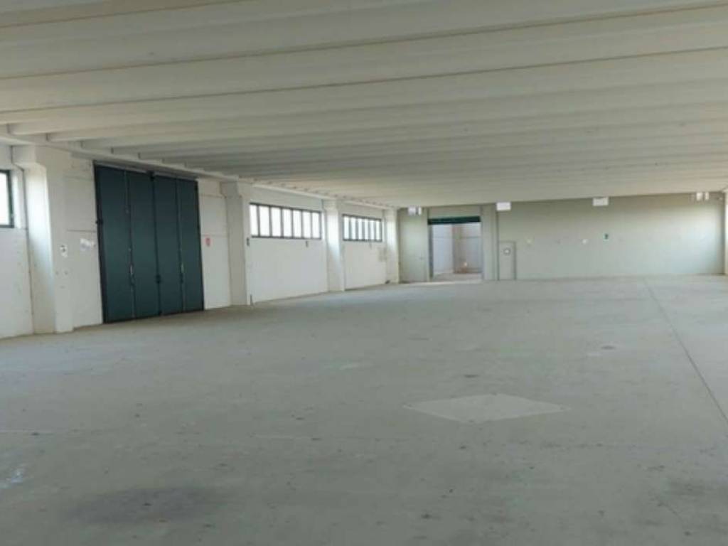 locale commerciale in vendita a Cavour