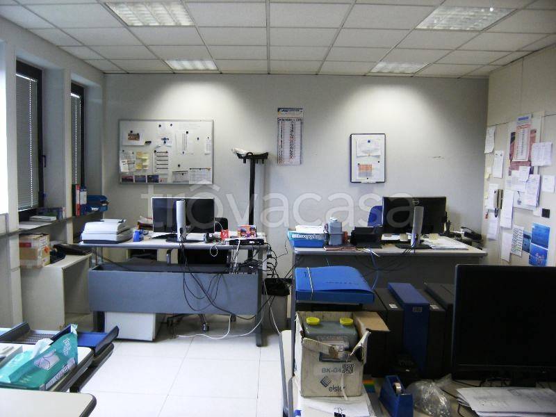 locale di sgombero in vendita a Cavour