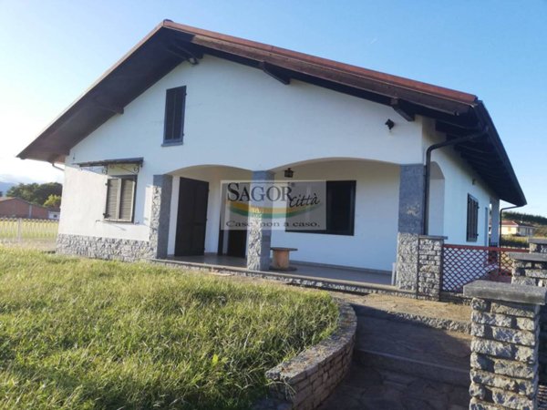 casa indipendente in vendita a Cavour