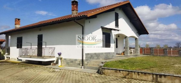 casa indipendente in vendita a Cavour