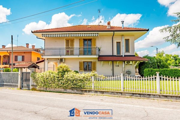 casa indipendente in vendita a Cavour