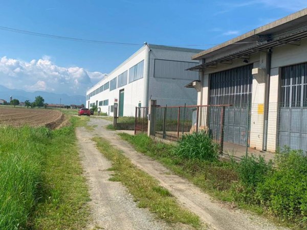 locale commerciale in vendita a Cavour