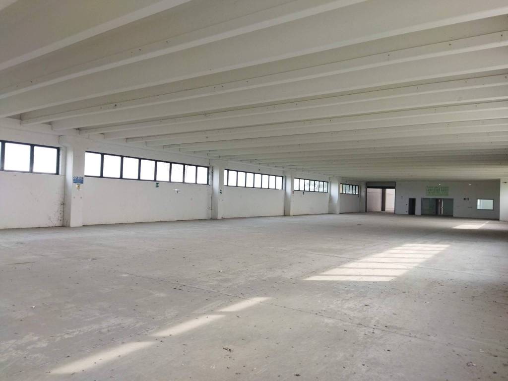locale commerciale in vendita a Cavour
