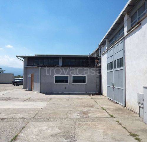 locale commerciale in vendita a Cavour