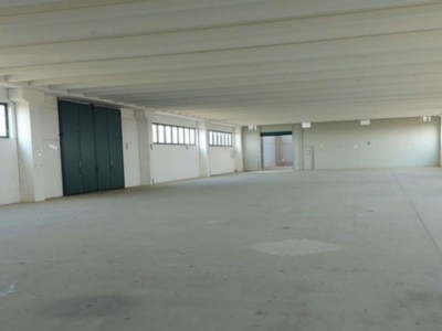 locale di sgombero in vendita a Cavour