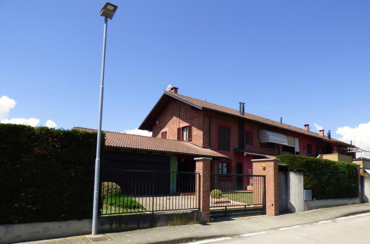 casa indipendente in vendita a Cavour