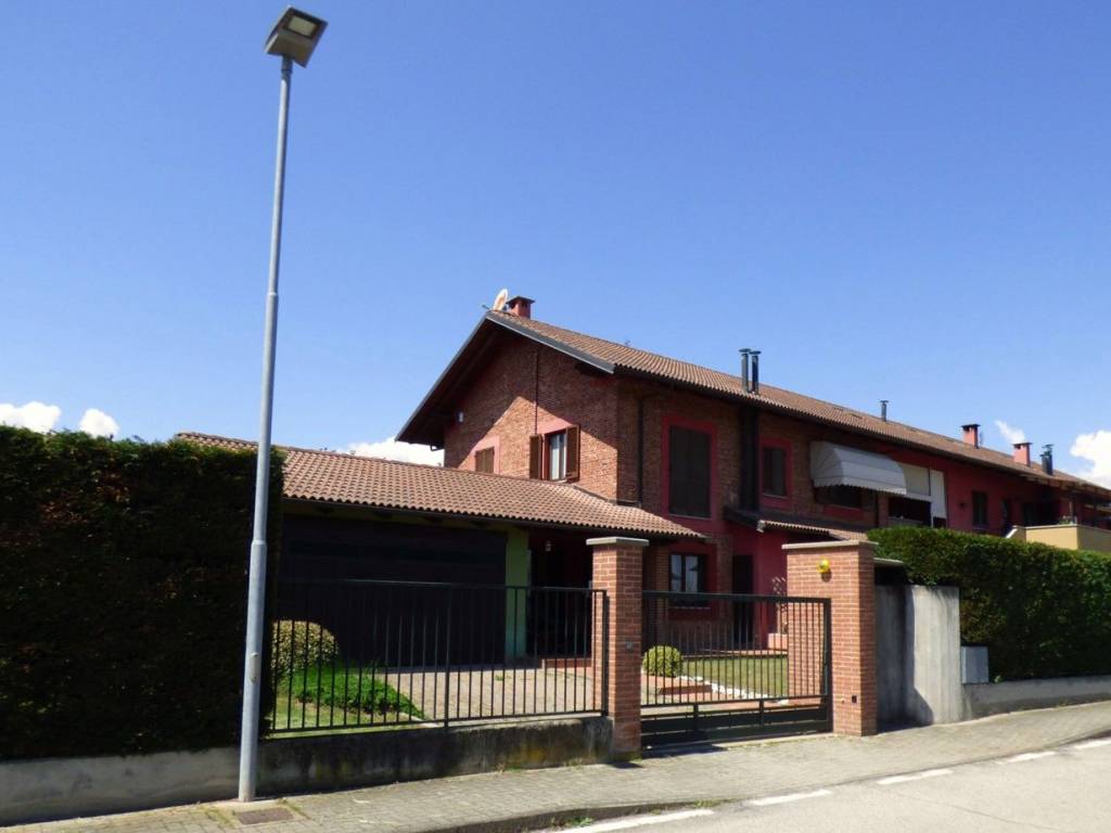 casa indipendente in vendita a Cavour