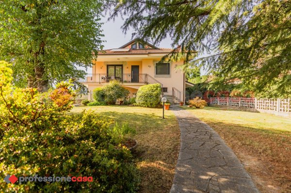 casa indipendente in vendita a Cavour