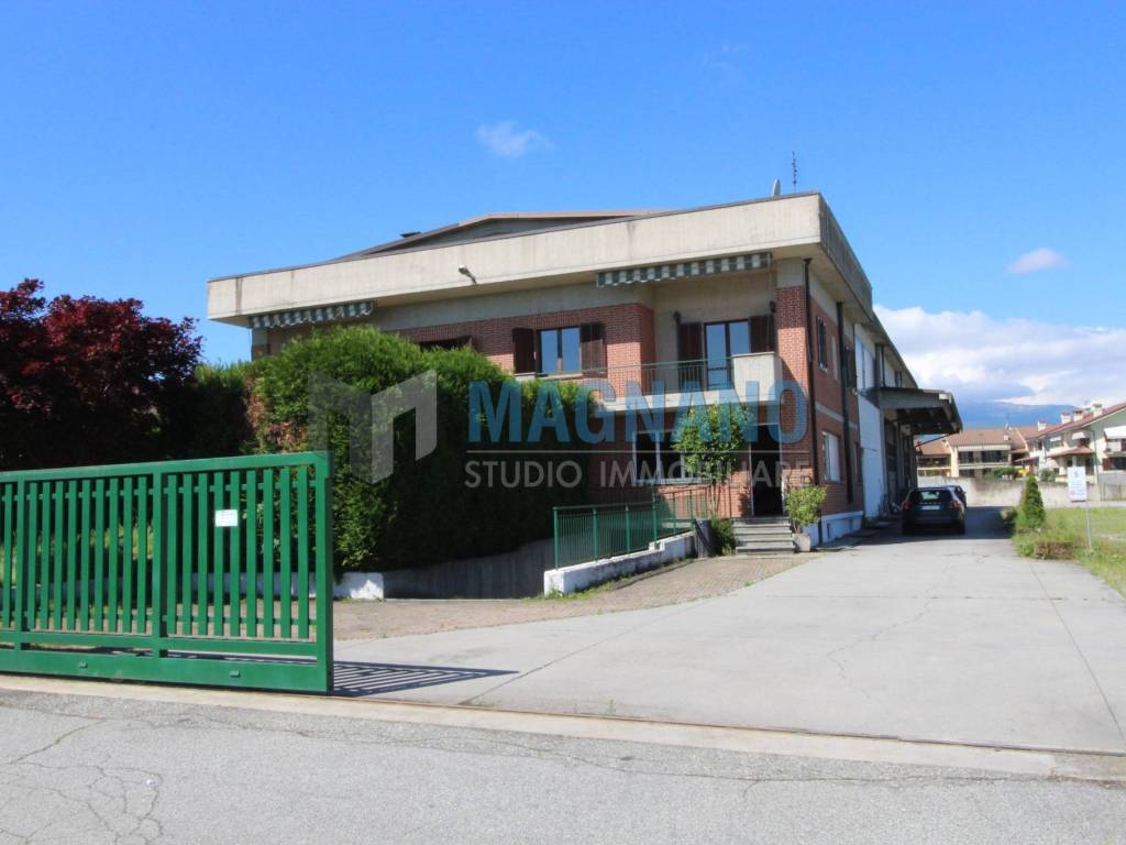 locale commerciale in vendita a Cavour