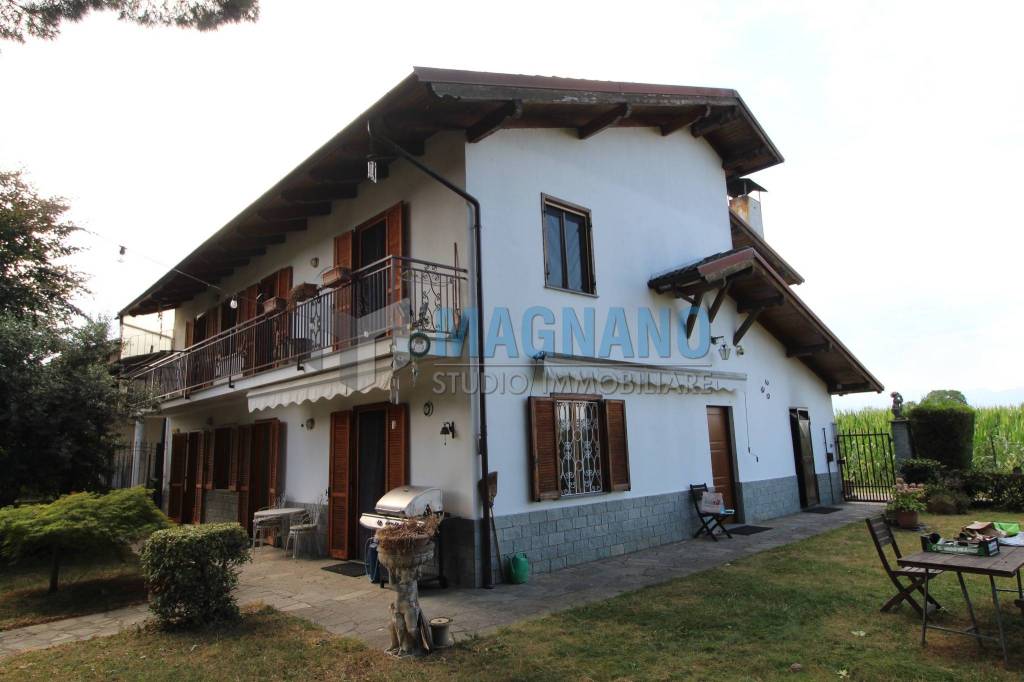 casa indipendente in vendita a Cavour