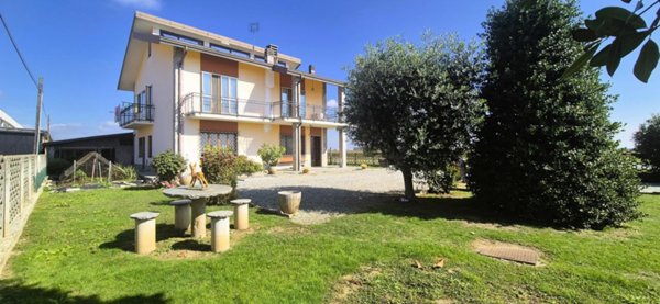 casa indipendente in vendita a Cavour