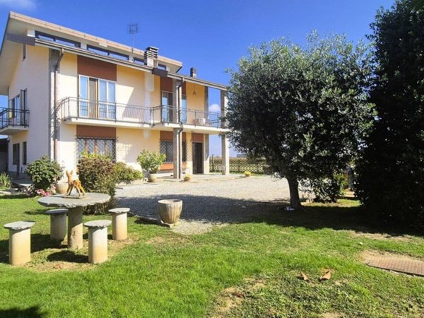 casa indipendente in vendita a Cavour