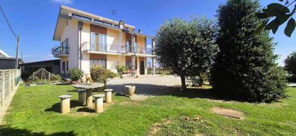 casa indipendente in vendita a Cavour