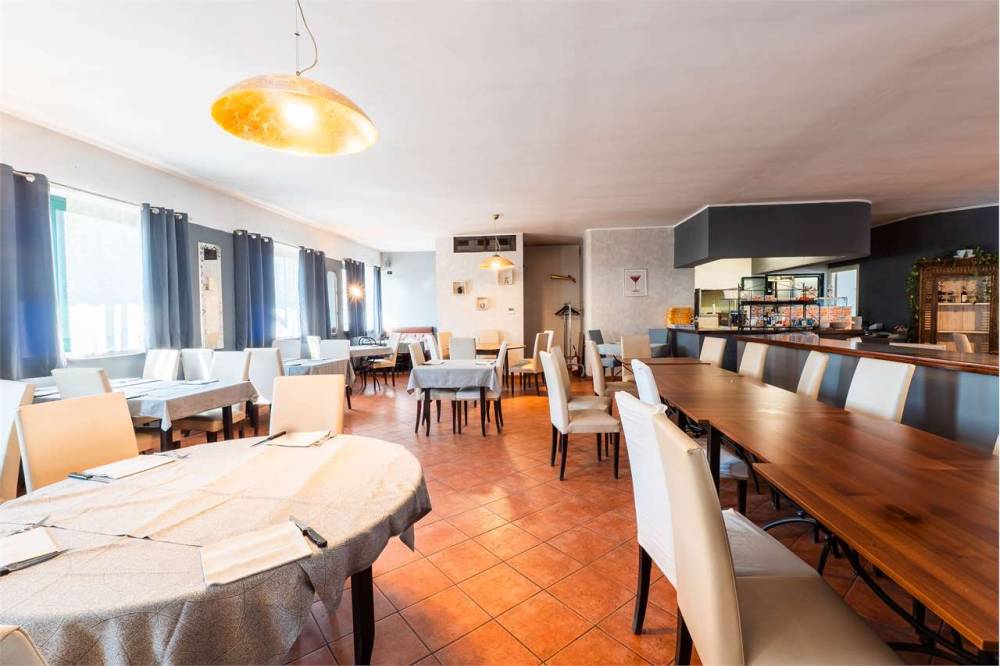 negozio in vendita a Cavour