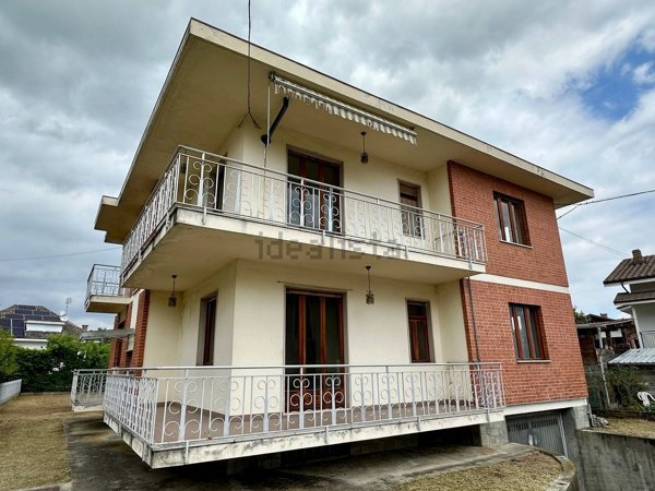 casa indipendente in vendita a Cavour